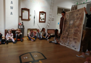 Dzieci oglądają duża mapę Łodzi